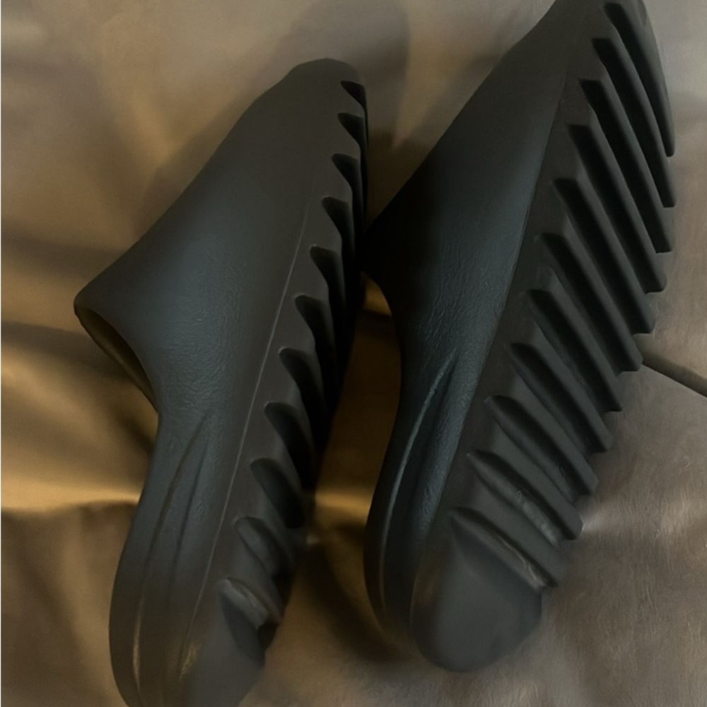 Yeezy Oynx Slides